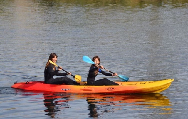 dos chicas en una piragua